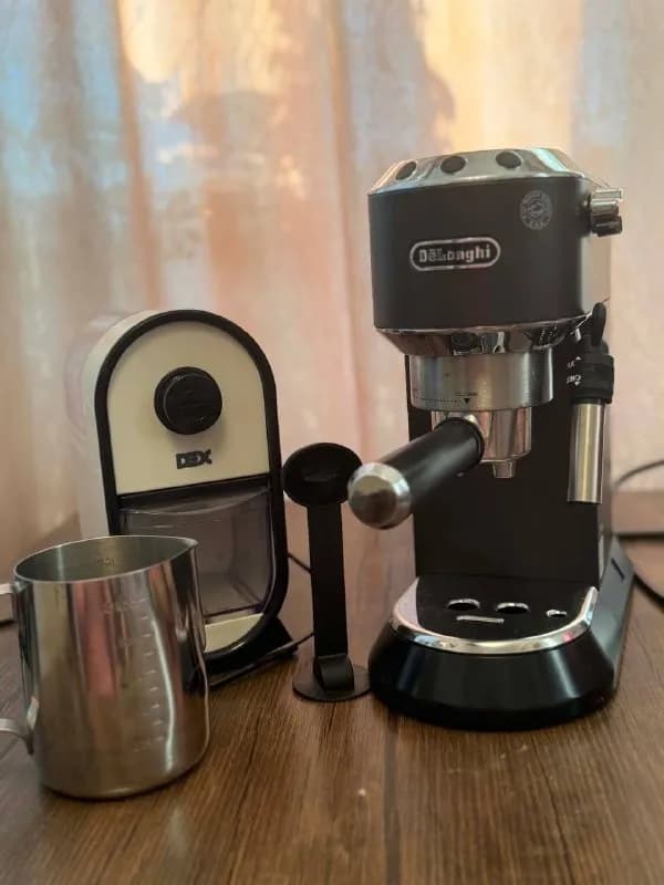 DeLonghi Dedica вместе с полным комплектом для домашнего бариста. Отличный, проверенный бренд, котор — Батуми — 350 ₾