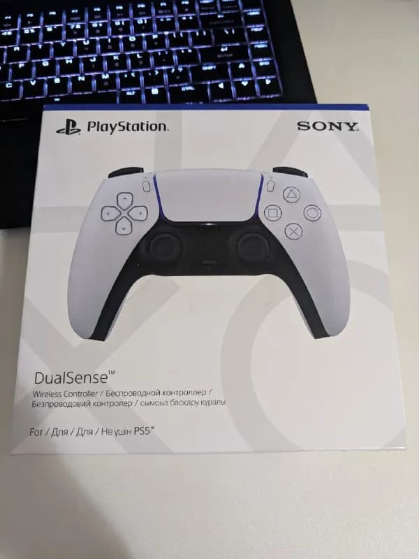 Sony Playstation Dualsense, на гарантии ALTA до апреля следующего года. В подарок отдам пластиковый — Тбилиси — 140 ₾