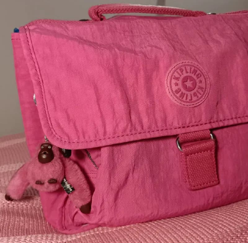 Kipling ярко розовый с брелоком обезьянка Ella, отличное состояние, внутрь помещается папка А4, всег — Тбилиси — 140 ₾