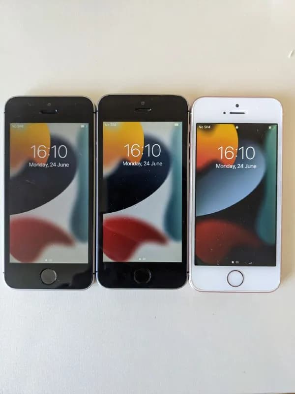 3 iPhone SE 1 поколения, состояние на фото, использовались в компании. Стоит последняя прошивка iOS — Тбилиси — 100 ₾