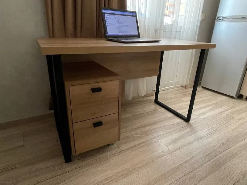 Стол 130/65 с передвижной тумбой — Батуми — 300 ₾