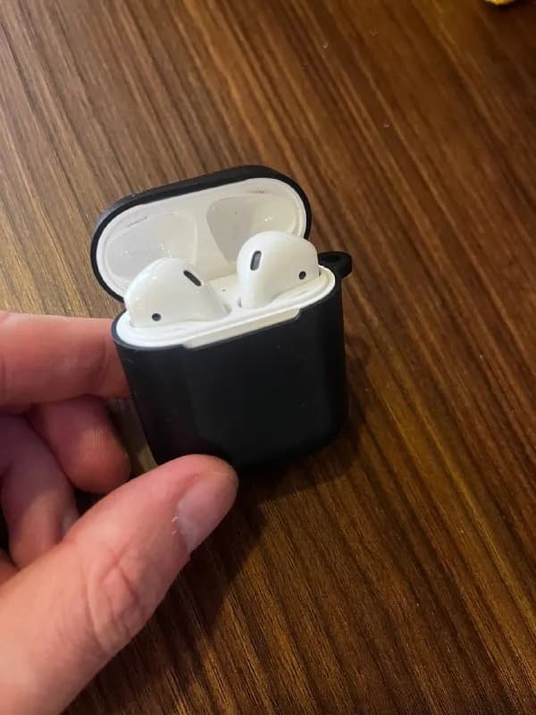 AirPods 2, заряд держат хорошо, звук нормальный. 49 ლ. — Батуми
