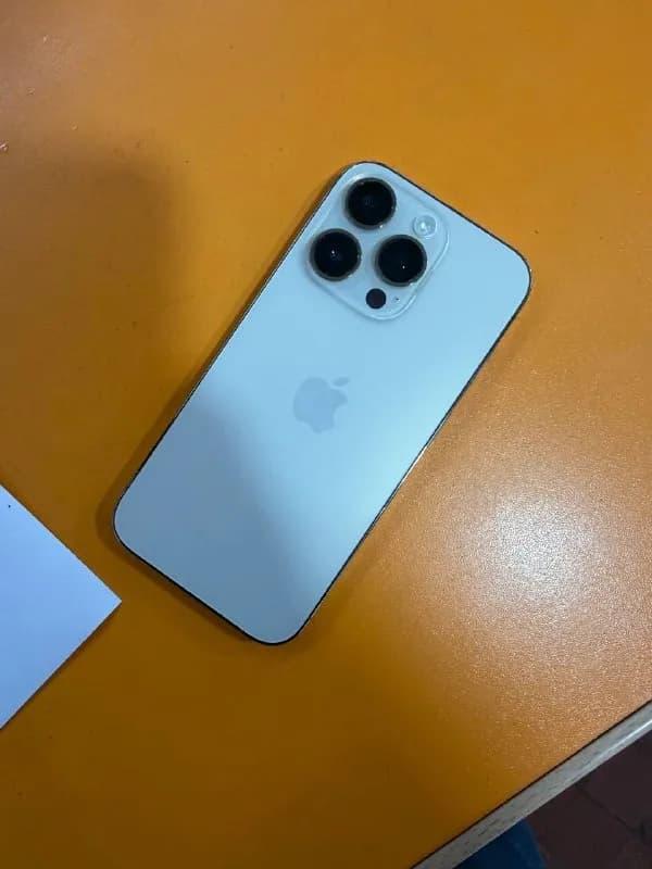 iPhone 14 Pro с E-SIM-картой, в идеальном состоянии, цена 1350 GEL.
