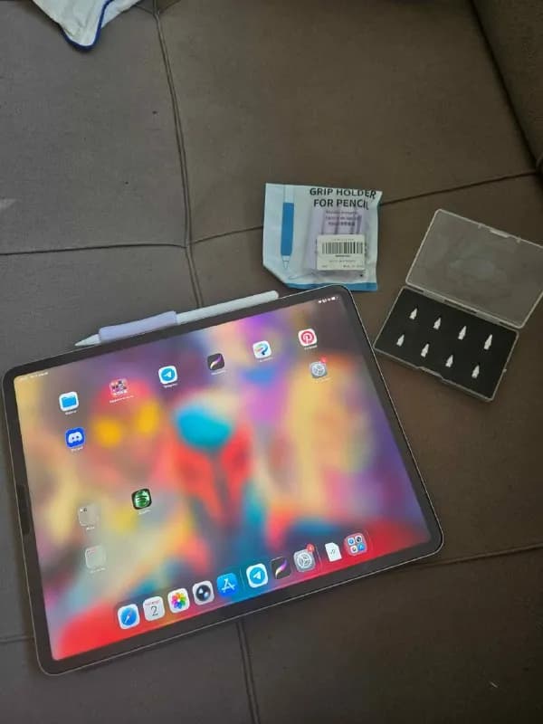 iPad 2022 года, 12.9, 128 гигов, имеется Apple Pencil предыдущего поколения, стоимость — 2200 лари, — Тбилиси — 2 200 ₾