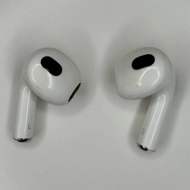 AirPods 3 поколения в хорошем состоянии. Оригинал, любые проверки. Чистый звук, кейс держит заряд до — Батуми — 200 ₾