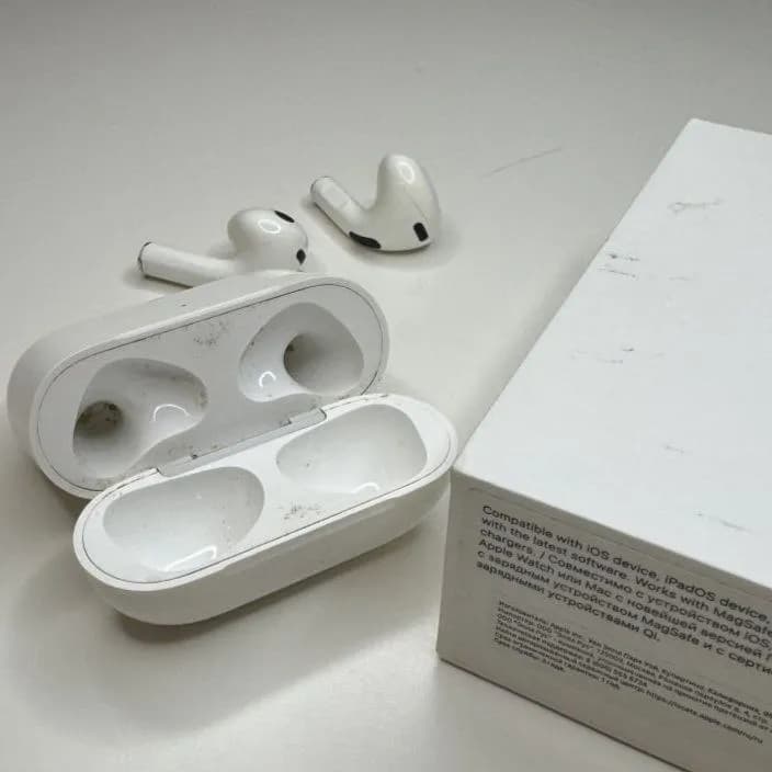 AirPods 3 поколения в хорошем состоянии. Оригинал, любые проверки. Чистый звук, кейс держит заряд до