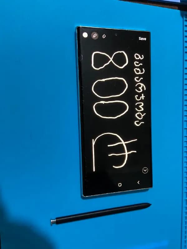 Samsung S22 Ultra. Работают все функции, есть коцка на экране. — Тбилиси — 800 ₾