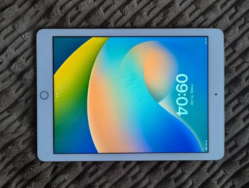 1) ipad 5, 32 gb, WiFi+cellular, полностью рабочий, в комплекте кабель. 250 лари — Тбилиси — 250 ₾