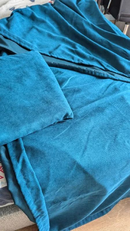 2 части по 240×300. Не полностью блекаут, но довольно хорошо блокируют свет, процентов на 80. Пласти — Тбилиси — 70 ₾
