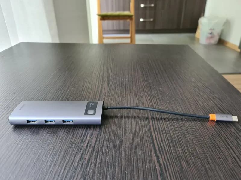 Baseus USB Hub. 4 USB-A 3.0 и 1 USB type-C 5v. Подключение через type-C. В идеальном состоянии. — Тбилиси — 50 ₾