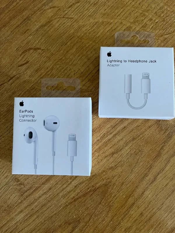 iPhone 50 лари и адаптер aux на Lightning 10 лари. Всё новое. Метро Церетели — Тбилиси — 50 ₾