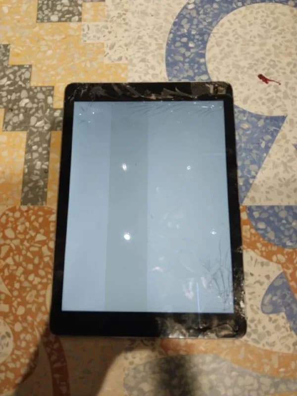iPad Air 2-го поколения. Вероятнее всего на запчасти или Вы можете поменять экран. Модель 2014-го го — Тбилиси — 250 ₾