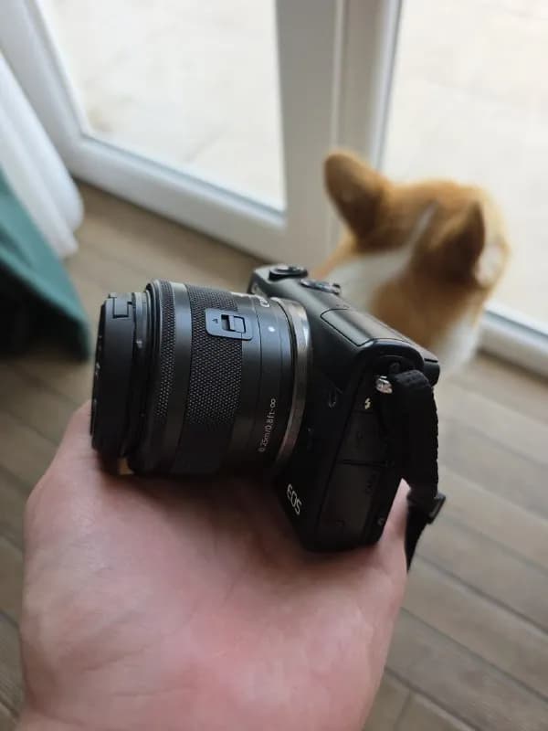 Canon EOS M100 в идеальном состоянии — за весь комплект 750 лар — Батуми — 750 ₾