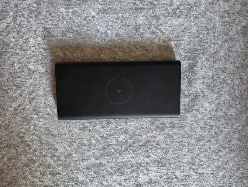 Xiaomi, на 10000 mAh, с беспроводной зарядкой. Хорошее состояние, все работает исправно. Цена — 40 G — Батуми — 40 ₾