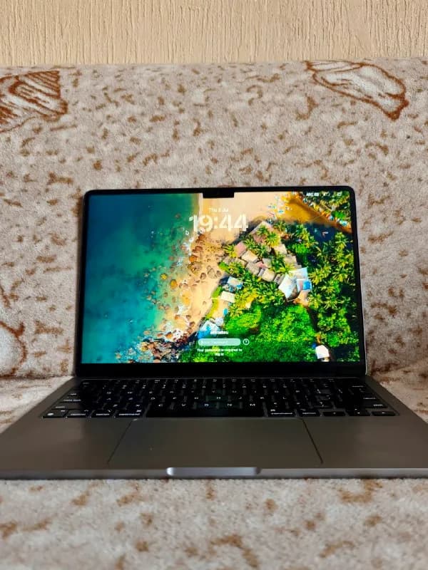 macbook air m2 16gb 256 gb, батарея 95%, 122 цикла. Стоимость 2100gel. — Батуми — 2 100 ₾