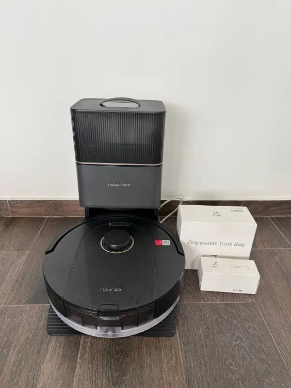 Roborock Q5 Pro со станцией. Отличное состояние, мало пользовался, лежит без дела. Отдам все идущие — Батуми — 500 ₾