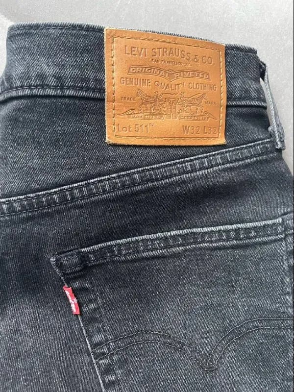 Levi’s черные, 511 модель, не носились, состояние новых. Размер W32L32, хорошо на M+. — Тбилиси — 200 ₾