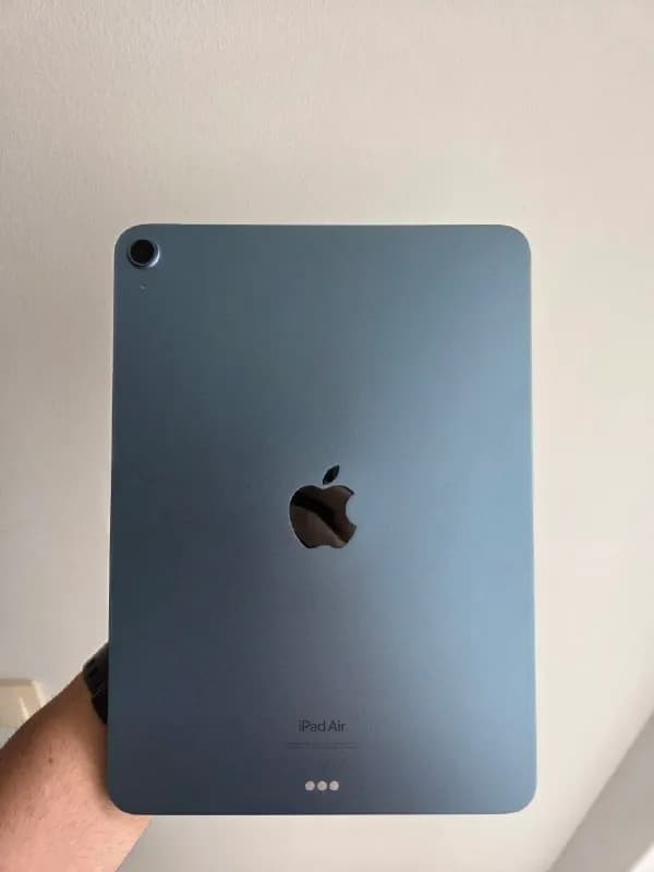 iPad Air 5-го поколения, 256 ГБ, в хорошем состоянии, без проблем, в комплекте специальный чехол для — Батуми — 1 199 ₾