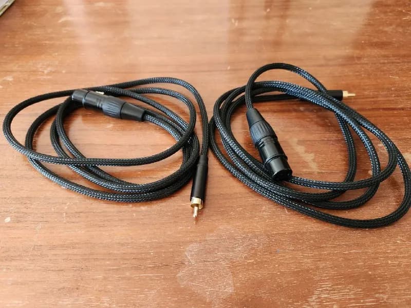 XLR (мама) to RCA (папа). 1.8 м. 2 шт. Плетёная оплетка. Не использовались. 15 лари за штуку. Покупа — Тбилиси — 15 ₾
