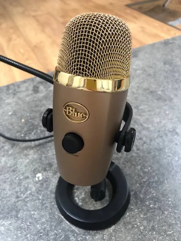 Blue Yeti Nano, проводной. В комплекте настольная стойка, кабель и поп-фильтр. Корпус — металл, осно — Тбилиси — 100 ₾