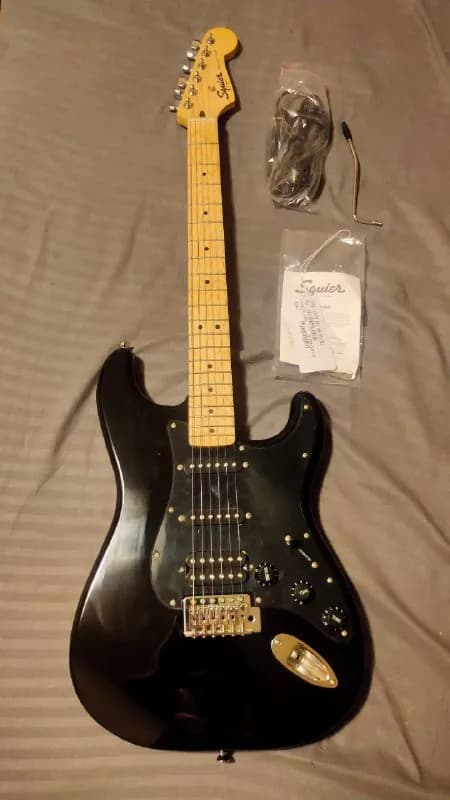 fender squier sonic stratocaster, кабель, рычаг, ключики в комплекте — Тбилиси