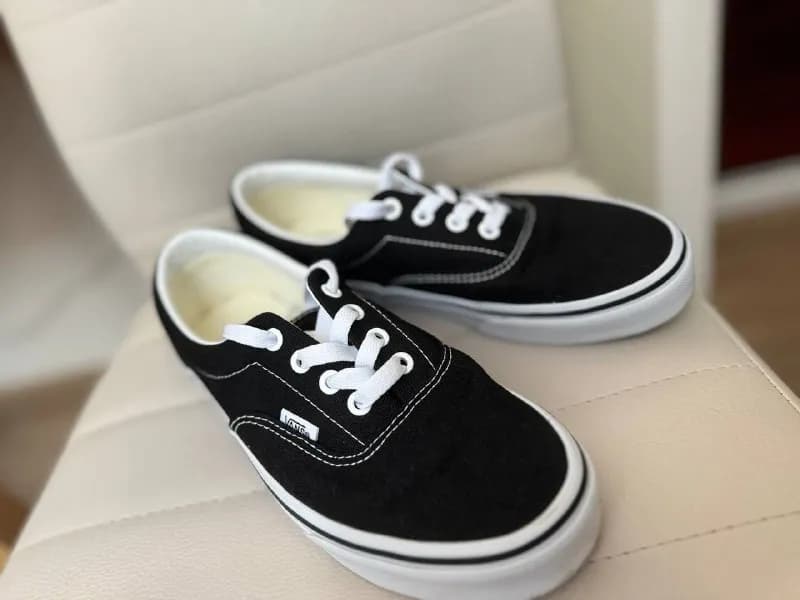 Vans. Прошлась один раз до магазина и обратно :) Размер -38, подойдет и на 37,5. Коробка и упаковка — Тбилиси — 110 ₾