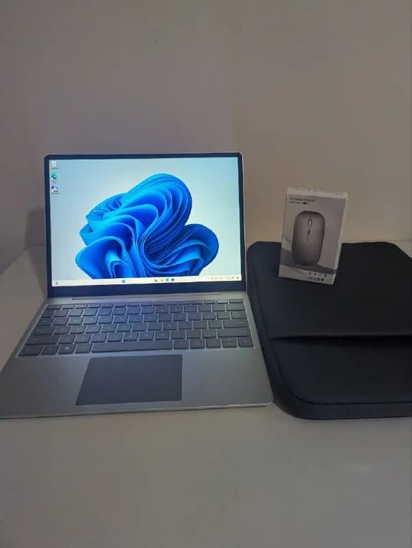 Microsoft Surface Laptop Go. Хорошее состояние, батарея 98%. На крышке наклейка под кожу. — Тбилиси — 650 ₾