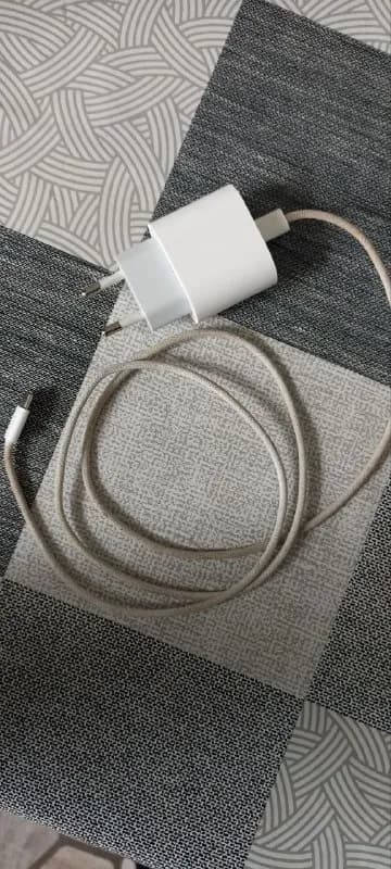 iphone 15 б/у в хорошем состоянии. Цена 100 лари. Могу донести до метро. В зумере стоит 180 лар. — Тбилиси — 100 ₾