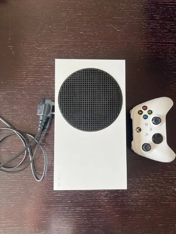 1. Xbox series s 512gb, в отличном состоянии, покупал в zoommer, в комплекте джойстик, кабель питани — Тбилиси — 600 ₾
