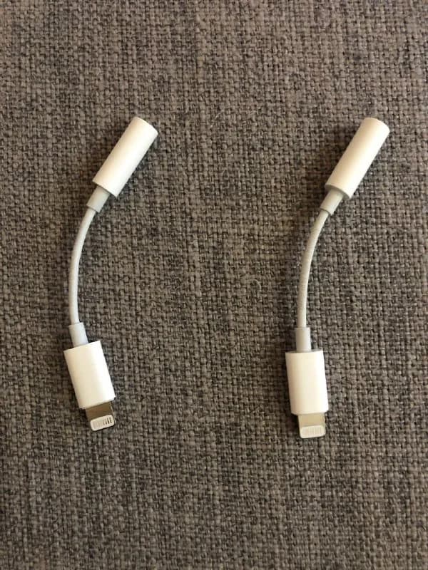 1. Оригинальные адаптеры для подключения к iPhone/iPad наушников со штекером mini jack. Не пользовал — Тбилиси — 15 ₾