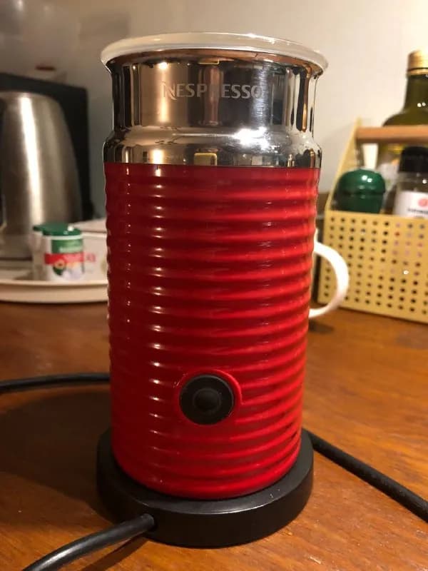 Nespresso Aeroccino 3. Б/у, работает без нареканий, внутри все в лучшем виде. Есть повреждения на кр — Тбилиси — 80 ₾