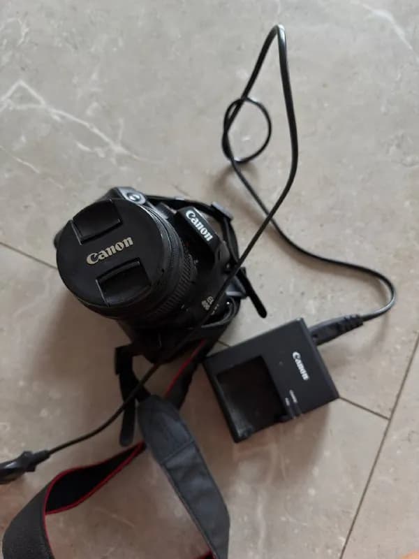 Canon EOS 4000D популярная зеркальная камера начального уровня, оснащенная 18-мегапиксельной APS-C м — Батуми — 120 ₾