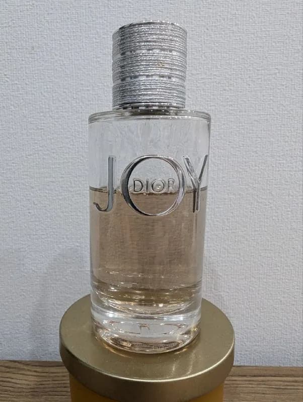 1.Парфюмированная вода Dior Joy, использовано меньше 1/3 из 90 мл, немного поцокан магнитный колпачо — Тбилиси — 150 ₾