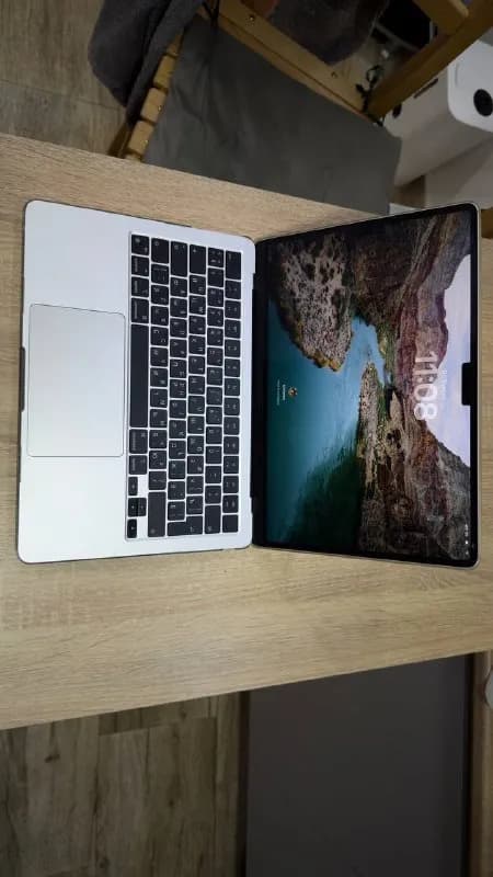 MacBook Air M2 (2022). Устройство было приобретено примерно год назад в магазине Zoomer. Имеется чек — Тбилиси — 1,900 ₾