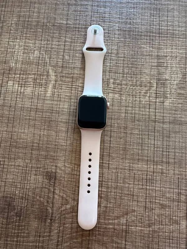 Apple watch se в хорошем состоянии в комплекте зарядка цена 320 лари — Тбилиси — 320 ₾