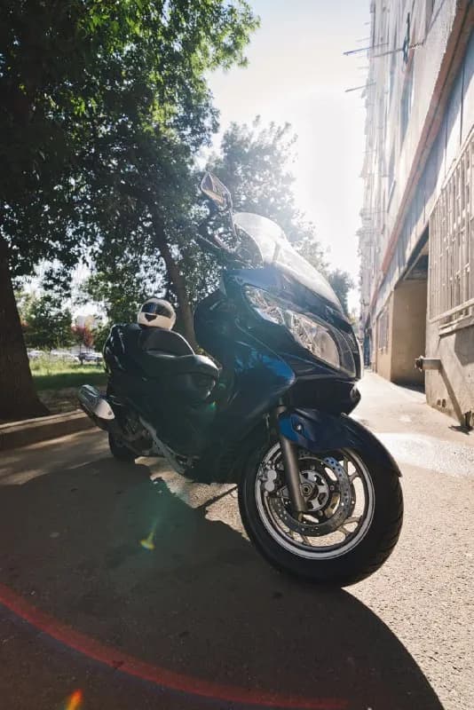Suzuki Burgman 400, 2007 года выпуска. 400 кубов, максимальная скорость больше 160км\ч. Есть внешни — Тбилиси