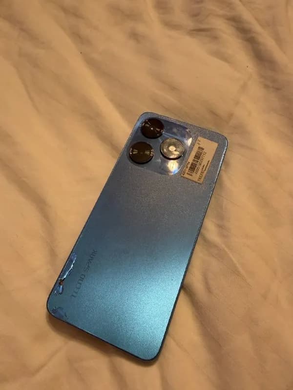 Tecno Spark 10, 4*128 gb. Цена 120 лари. С чехлом, без кабеля. Торга нет!!! — Батуми — 120 ₾