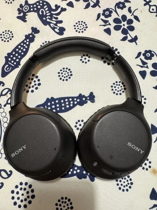 Sony WH-CH710N с активным шумоподавлением. Время работы от батареи — до 35 часов. — Тбилиси — 100 ₾