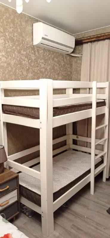 4 года назад на заказ из массива, выкрашена краской Tikkurila класса M1, матрасы очень удобные с гип — Тбилиси — 800 ₾