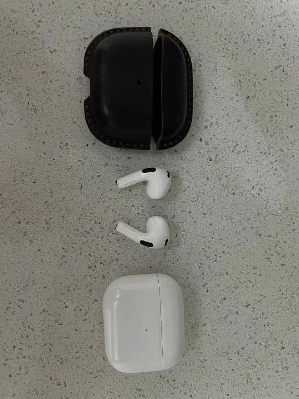Apple AirPods 3 в хорошем состоянии Есть не большие потертости на кейсе и на наушниках, на работу ни — Батуми — 110 ₾