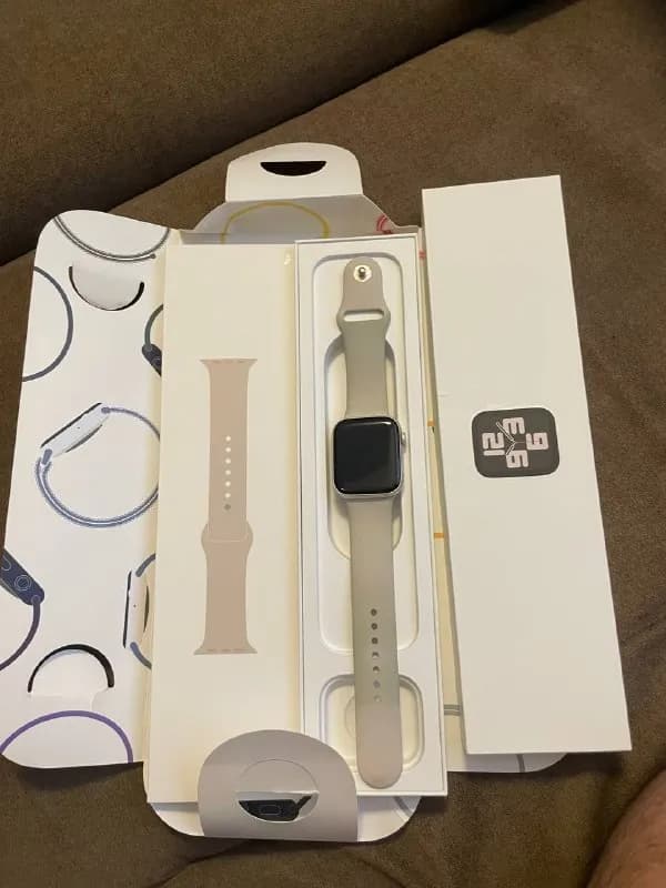 Apple Watch SE (2nd Gen) 44 mm model A2723 10 из 10 состояние) 250 лар — Батуми — 250 ₾