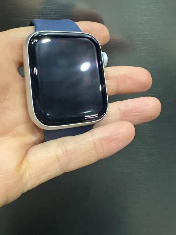 Apple Watch Se, в идеальном состоянии, ни одной царапины, с коробкой и зарядкой оригинальной -370 л — Тбилиси — 370 ₾