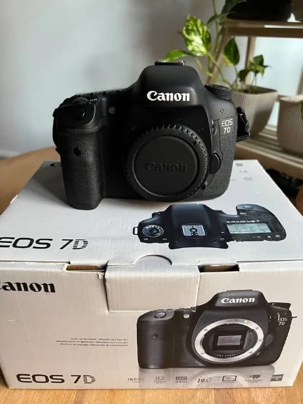 Canon EOS 7D body в отличном состоянии почти не использовался. Пробег менее 4500 кадров. В комплекте — Тбилиси — 800 ₾
