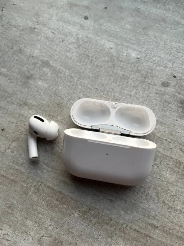 AirPods Pro 1 .Утерен правый наушник.В отличном состоянии, отдам за 145 лари — Тбилиси — 145 ₾