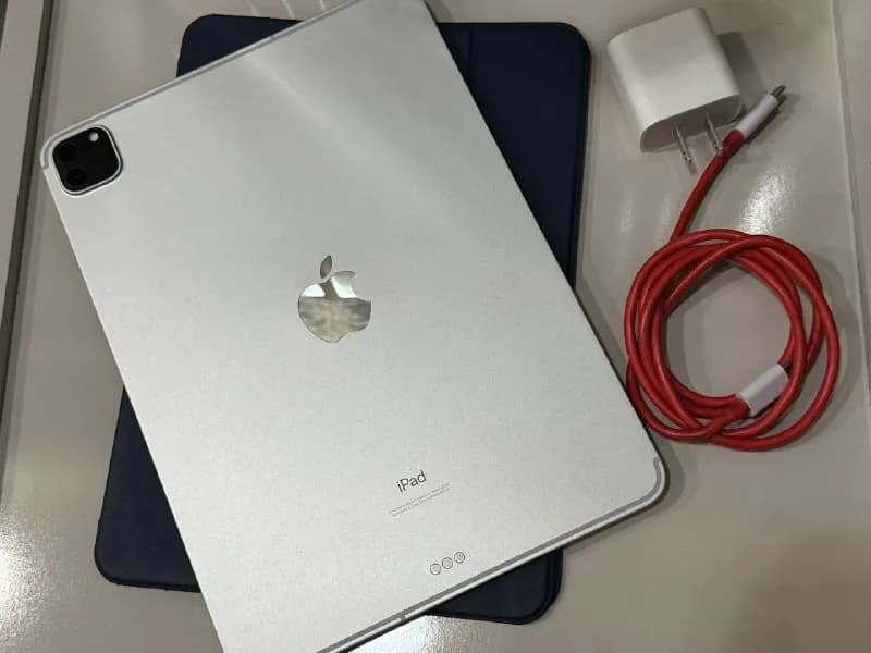 1. Продается iPad Pro 11 (2 поколения) 128 гб, в идеальном состоянии, с сим картой, работает без — Тбилиси — 1600 ₾