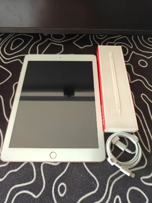 1) планшет apple ipad 6 32 gb, с ручкой и кабелем, много царапин сзади — 160 лари — Тбилиси — 160 ₾