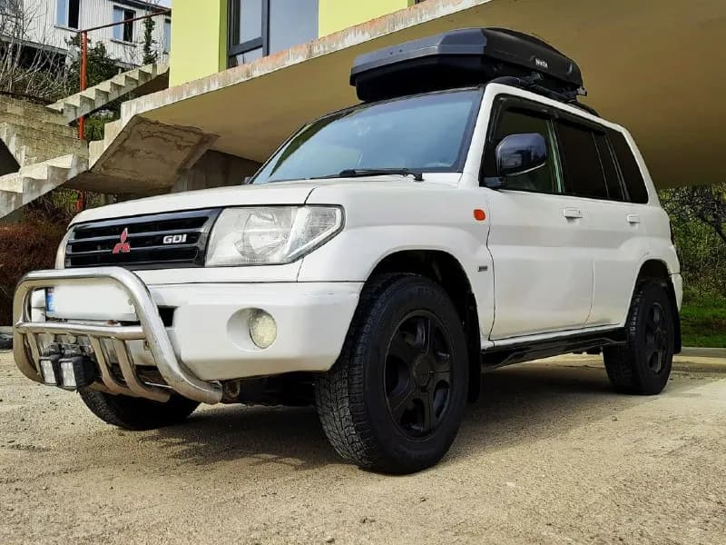 Продаем свой Mitsubishi Pajero iO (2000)