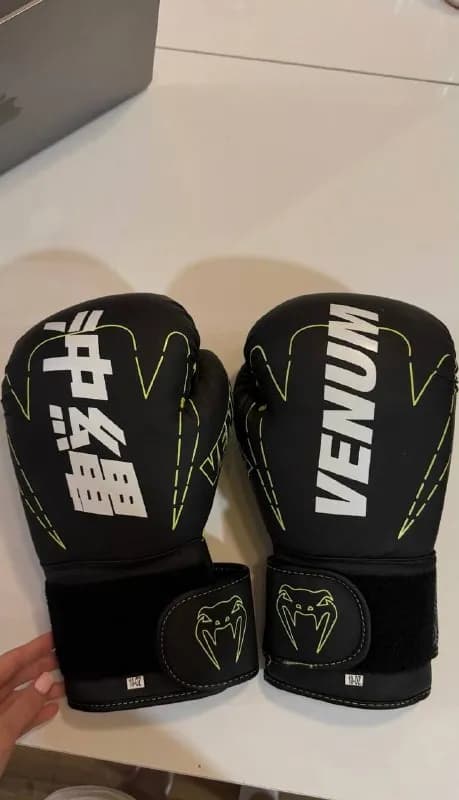 Продам перчатки для бокса Venum