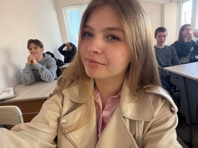 17 лет, у меня самой есть возрастной пёсик, так что опыт общения с собаками большой. С удовольствием — Батуми — 10 ₾