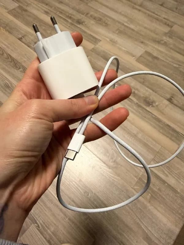 apple зарядку type-c (и блок и провод оригинал) 100 лари. Продаю за ненадобностью, купила новую , ду — Батуми — 100 ₾